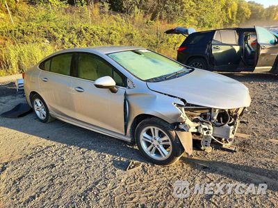 Czwarte zdjęcie samochodu z boku: 2018 CHEVROLET CRUZE LT VIN:1G1BE5SM5J7125519 - miniatura