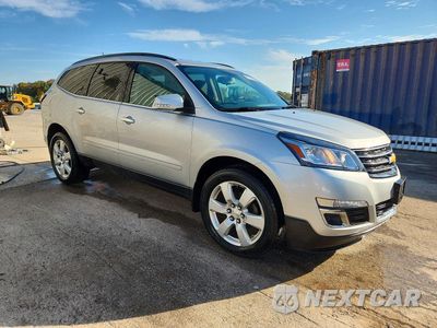 Czwarte zdjęcie samochodu z boku: 2017 CHEVROLET TRAVERSE LT VIN:1GNKRGKD2HJ322174 - miniatura
