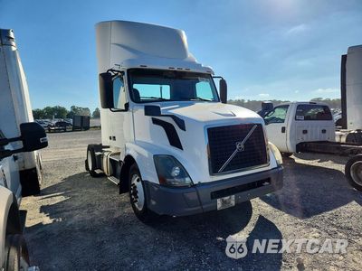 Czwarte zdjęcie samochodu z boku: 2018 VOLVO VNL SEMI TRUCK VIN:4V4N39TGXJN892440 - miniatura
