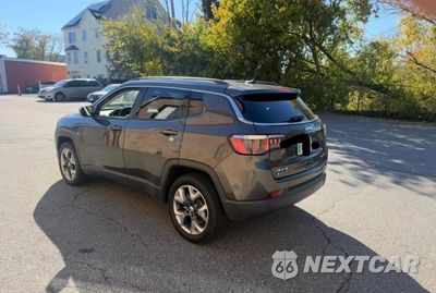 Trzecie zdjęcie samochodu z tyłu: 2020 JEEP COMPASS LIMITED VIN:3C4NJDCB7LT136995 - miniatura