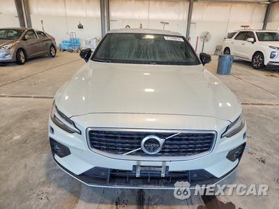 Piąte zdjęcie samochodu w środku: 2019 VOLVO S60 T6 R-DESIGN VIN:7JRA22TM7KG014000 - miniatura
