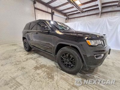 Czwarte zdjęcie samochodu z boku: 2019 JEEP GRAND CHEROKEE LAREDO VIN:1C4RJEAG7KC732432 - miniatura