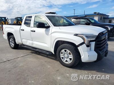 Czwarte zdjęcie samochodu z boku: 2023 TOYOTA TUNDRA SR VIN:5TFKB5AA1PX029502 - miniatura