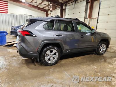 Trzecie zdjęcie samochodu z tyłu: 2025 TOYOTA RAV4 HYBRID XLE VIN:4T3RWRFV2SU191576 - miniatura