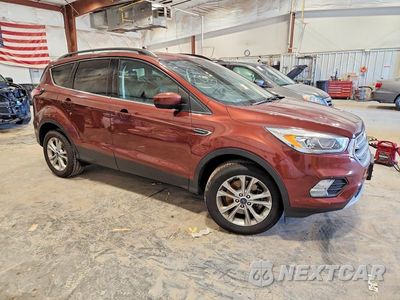Czwarte zdjęcie samochodu z boku: 2018 FORD ESCAPE SEL VIN:1FMCU9HD1JUC56120 - miniatura