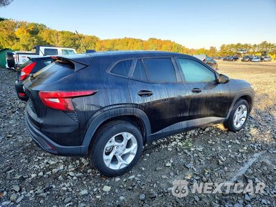Trzecie zdjęcie samochodu z tyłu: 2024 CHEVROLET TRAX LS VIN:KL77LFE26RC079492 - miniatura