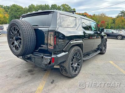 Trzecie zdjęcie samochodu z tyłu: 2024 GMC HUMMER SUV 2X VIN:1GKB0NDE8RU113233 - miniatura