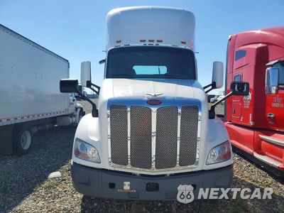 Piąte zdjęcie samochodu w środku: 2018 PETERBILT 579 SEMI TRUCK VIN:1XPBA48X9JD478179 - miniatura