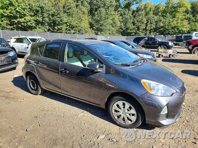 Czwarte zdjęcie samochodu z boku: 2014 TOYOTA PRIUS C ONE VIN:JTDKDTB39E1066053 - miniatura