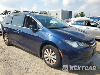 Czwarte zdjęcie samochodu z boku: 2017 CHRYSLER PACIFICA TOURING VIN:2C4RC1DG1HR571915 - miniatura