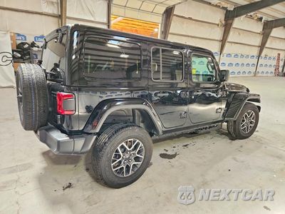 Trzecie zdjęcie samochodu z tyłu: 2026 JEEP WRANGLER SAHARA VIN:1C4PJXEG3TW254426 - miniatura