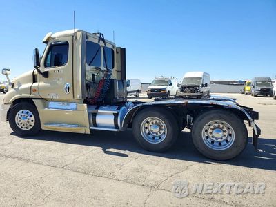 Drugie zdjęcie samochodu z przodu: 2015 FREIGHTLINER CASCADIA SEMI TRUCK VIN:1FUJGEBG2FLGN1852 - miniatura