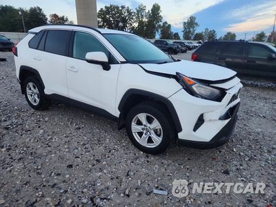 Czwarte zdjęcie samochodu z boku: 2021 TOYOTA RAV4 XLE VIN:2T3P1RFV0MC236217 - miniatura