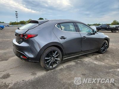 Trzecie zdjęcie samochodu z tyłu: 2023 MAZDA 3 PREMIUM VIN:JM1BPAMM5P1601125 - miniatura