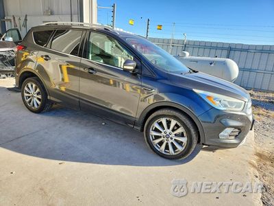 Czwarte zdjęcie samochodu z boku: 2017 FORD ESCAPE TITANIUM VIN:1FMCU9JD2HUC26323 - miniatura