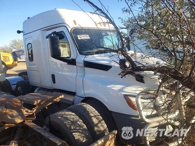Czwarte zdjęcie samochodu z boku: 2020 FREIGHTLINER CASCADIA 126 SEMI TRUCK VIN:1FUNHHFG7LLKV8934 - miniatura