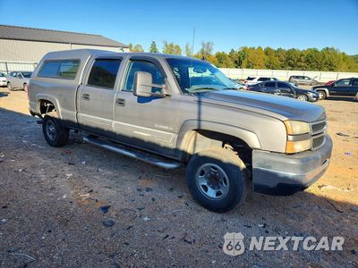 Czwarte zdjęcie samochodu z boku: 2006 CHEVROLET SILVERADO C2500 HEAVY DUTY VIN:1GCHC23U06F190313 - miniatura