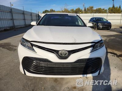 Piąte zdjęcie samochodu w środku: 2018 TOYOTA CAMRY LE VIN:4T1B11HK9JU569579 - miniatura