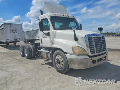 Czwarte zdjęcie samochodu z boku: 2010 FREIGHTLINER CASCADIA 1 - SEMI TRUCK VIN:1FUJGEDR4ALAN1051 - miniatura