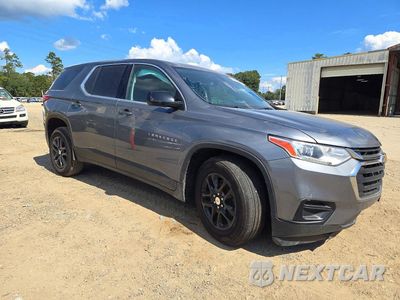 Czwarte zdjęcie samochodu z boku: 2020 CHEVROLET TRAVERSE LS VIN:1GNERFKW0LJ252501 - miniatura