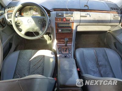 Zdjęcie 8 z 12 samochodu: 2000 MERCEDES-BENZ E 320 VIN:WDBJH65J5YB103740 - miniatura