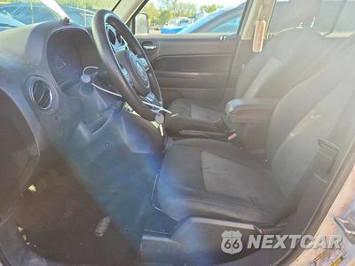 Piąte zdjęcie samochodu w środku: 2014 JEEP PATRIOT SPORT VIN:1C4NJRBB6ED756874 - miniatura
