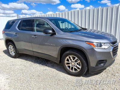 Czwarte zdjęcie samochodu z boku: 2019 CHEVROLET TRAVERSE LS VIN:1GNERFKW4KJ166137 - miniatura