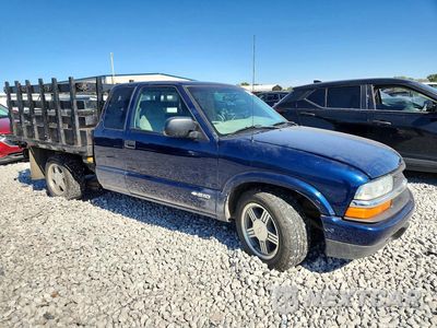 Czwarte zdjęcie samochodu z boku: 2002 CHEVROLET S TRUCK S10 VIN:1GCCS19WX28258681 - miniatura