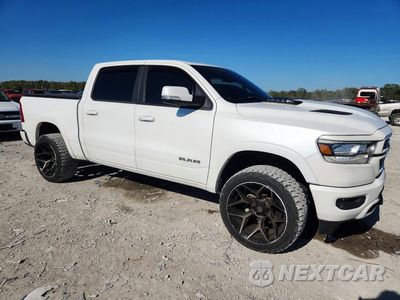 Czwarte zdjęcie samochodu z boku: 2019 RAM 1500 LARAMIE VIN:1C6SRFJT1KN807490 - miniatura