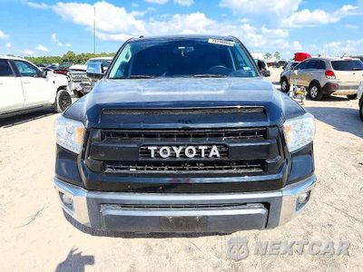 Piąte zdjęcie samochodu w środku: 2017 TOYOTA TUNDRA CREWMAX LIMITED VIN:5TFFW5F11HX213144 - miniatura