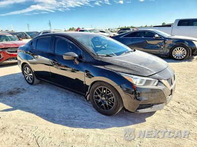Czwarte zdjęcie samochodu z boku: 2020 NISSAN VERSA SV VIN:3N1CN8EV4LL915994 - miniatura