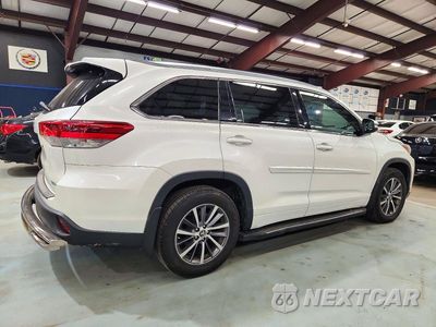 Trzecie zdjęcie samochodu z tyłu: 2017 TOYOTA HIGHLANDER XLE VIN:5TDJZRFHXHS515169 - miniatura