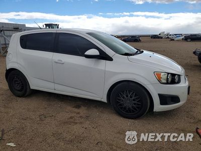 Czwarte zdjęcie samochodu z boku: 2014 CHEVROLET SONIC LS VIN:1G1JA6SGXE4118094 - miniatura