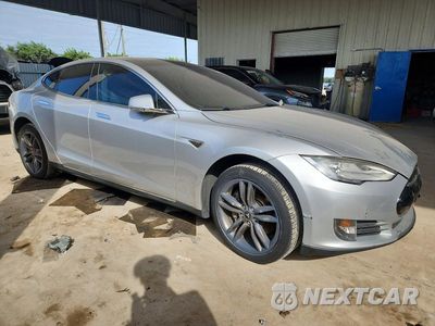 Czwarte zdjęcie samochodu z boku: 2014 TESLA MODEL S VIN:5YJSA1H1XEFP28586 - miniatura