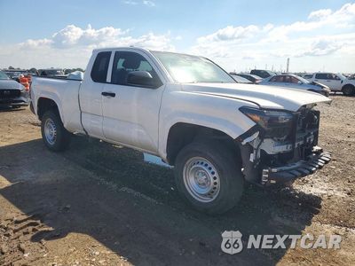 Czwarte zdjęcie samochodu z boku: 2025 TOYOTA TACOMA SR VIN:3TYJDAHN1ST023838 - miniatura