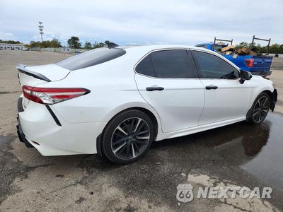 Trzecie zdjęcie samochodu z tyłu: 2018 TOYOTA CAMRY XSE VIN:4T1B61HK2JU052500 - miniatura