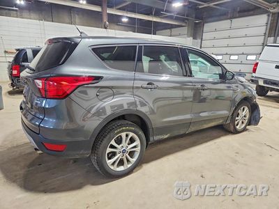 Trzecie zdjęcie samochodu z tyłu: 2019 FORD ESCAPE SE VIN:1FMCU0GD0KUB27770 - miniatura