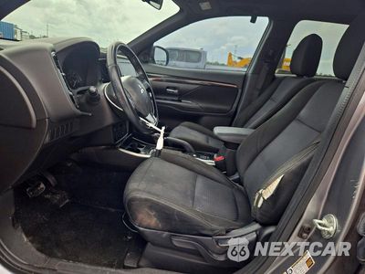 Zdjęcie 7 z 12 samochodu: 2018 MITSUBISHI OUTLANDER SE VIN:JA4AD3A39JZ044069 - miniatura