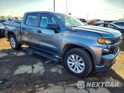 Czwarte zdjęcie samochodu z boku: 2021 CHEVROLET SILVERADO K1500 CUSTOM VIN:3GCPYBEKXMG120628 - miniatura