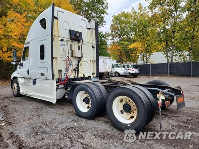 Drugie zdjęcie samochodu z przodu: 2015 FREIGHTLINER CASCADIA SEMI TRUCK VIN:3AKJGLBG4FSGK0126 - miniatura
