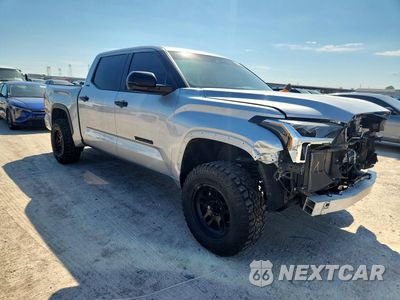 Czwarte zdjęcie samochodu z boku: 2025 TOYOTA TUNDRA SR5 VIN:5TFLA5AB7SX050055 - miniatura