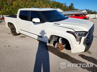 Czwarte zdjęcie samochodu z boku: 2026 TOYOTA TUNDRA PLATINUM HV VIN:5TFNC5DB8TX118749 - miniatura