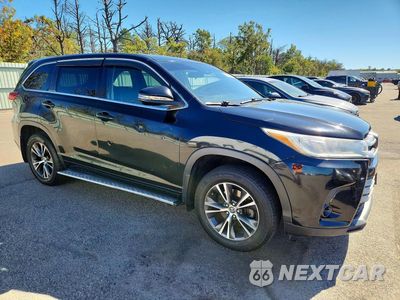 Czwarte zdjęcie samochodu z boku: 2018 TOYOTA HIGHLANDER LE VIN:5TDBZRFH1JS820862 - miniatura