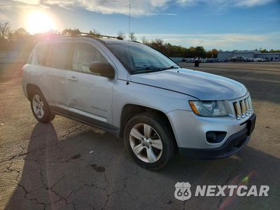 Czwarte zdjęcie samochodu z boku: 2013 JEEP COMPASS LATITUDE VIN:1C4NJDEB7DD253500 - miniatura