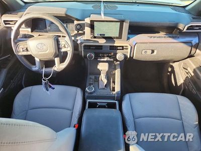 Zdjęcie 8 z 12 samochodu: 2025 TOYOTA TACOMA SR5 VIN:3TMLB5JN7SM166949 - miniatura