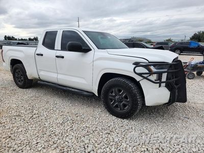 Czwarte zdjęcie samochodu z boku: 2022 TOYOTA TUNDRA SR VIN:5TFKB5AA1NX019419 - miniatura