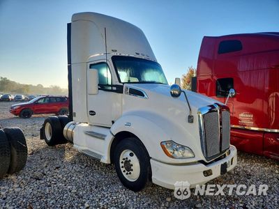 Czwarte zdjęcie samochodu z boku: 2014 KENWORTH CONSTRUCTION T680 VIN:1XKYA48X1EJ402978 - miniatura