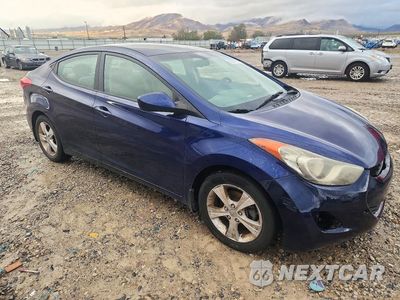 Czwarte zdjęcie samochodu z boku: 2013 HYUNDAI ELANTRA GLS VIN:5NPDH4AE9DH404404 - miniatura