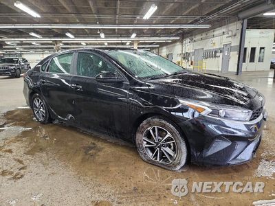 Czwarte zdjęcie samochodu z boku: 2023 KIA FORTE LXS VIN:3KPF24AD6PE529516 - miniatura