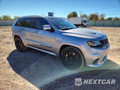 Czwarte zdjęcie samochodu z boku: 2018 JEEP GRAND CHEROKEE TRACKHAWK VIN:1C4RJFN9XJC266611 - miniatura